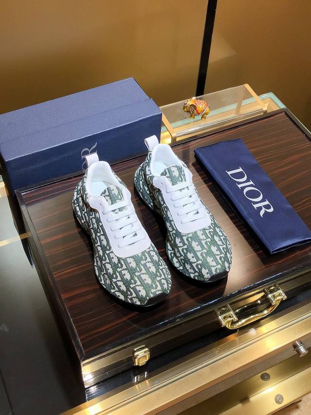 商品名称：Dior 迪奥 正规码数: 38-44 休闲鞋 商品材料：精选 牛皮鞋面，柔软羊皮内里；原厂大底。